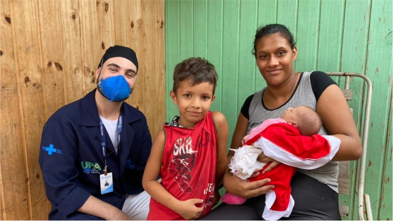 Enfermeiro Upa Zona Norte/SL, Leonardo Becker; a mãe Thaís Aldanha Dornelles; a bebê e o filho mais velho.